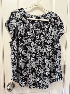 torrid Black & White Floral Short Sleeve Blouse